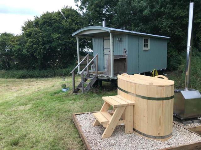 Charming Shepherds Hut with Wood Fired Hot Tub