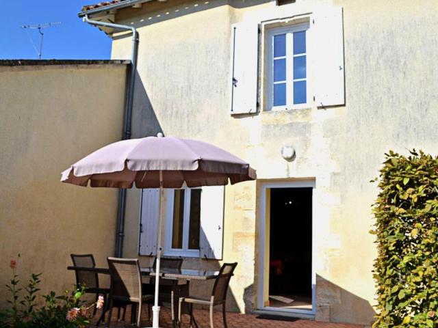 Gîte Charentais avec Terrasse, Jardin et Randonnées - Idéal Familles et Animaux Acceptés - FR-1-653-177