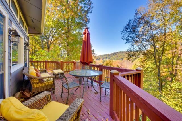 Tree-Top Cabin with Game Room and Mountain Views!