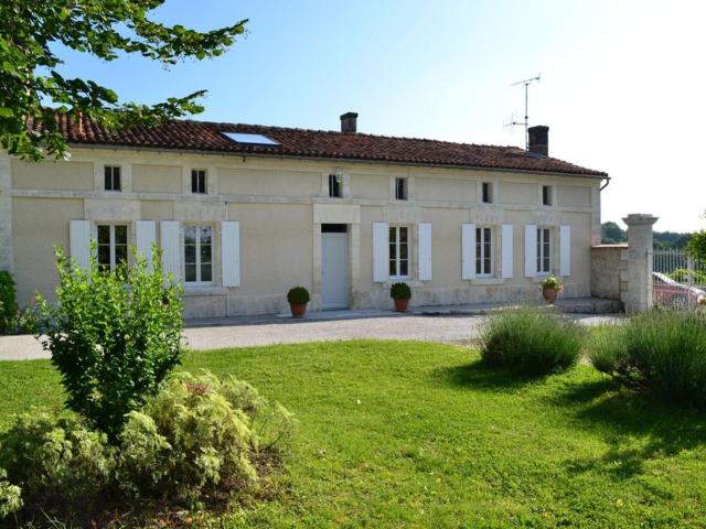 Gîte viticole avec jardin clos, terrasse, jeux et visites de distillerie en Charente - FR-1-653-30