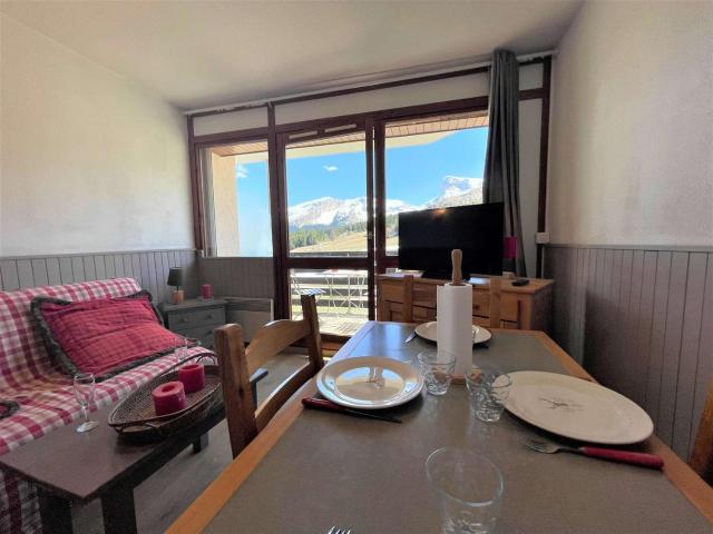 Charmant 2 pièces cabine, balcon, parking, navette, wifi gratuit, proche commerces et pistes, 4 pers - FR-1-525-242