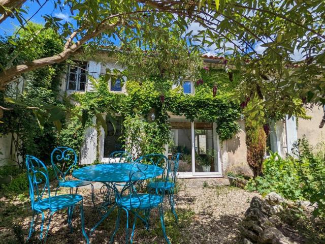 Maison charmante avec terrasse, jardin clos, barbecue, près de la Charente - 3 ch, 2 sdb - FR-1-653-31