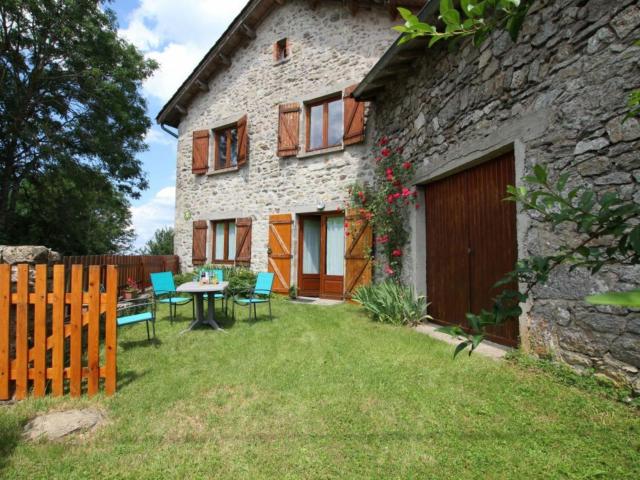 Gîte familial au calme avec jeux, VTT, randonnée, près du Parc Livradois, La Chaise-Dieu et Craponne - FR-1-582-214