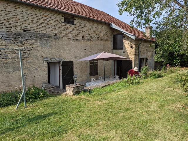 Gîte authentique avec jardin clos, climatisation, animaux acceptés, proche Dijon et Langres - FR-1-611-5