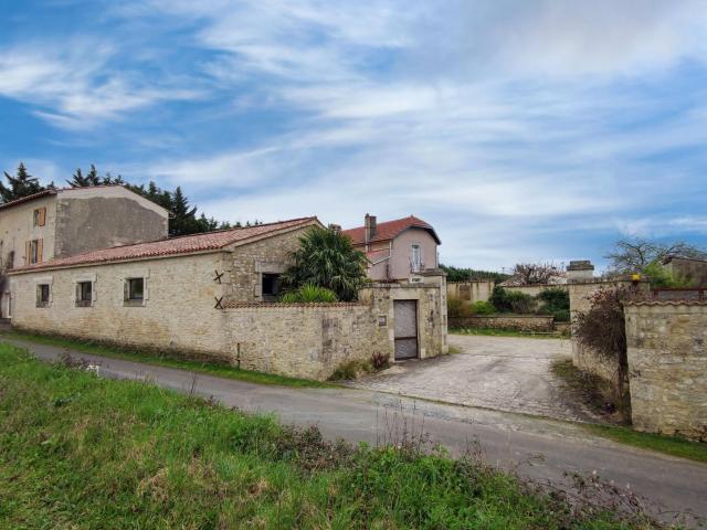 Gîte d'Architecte 6 Pers. avec Terrasse et Jardin à Pissotte - FR-1-426-480