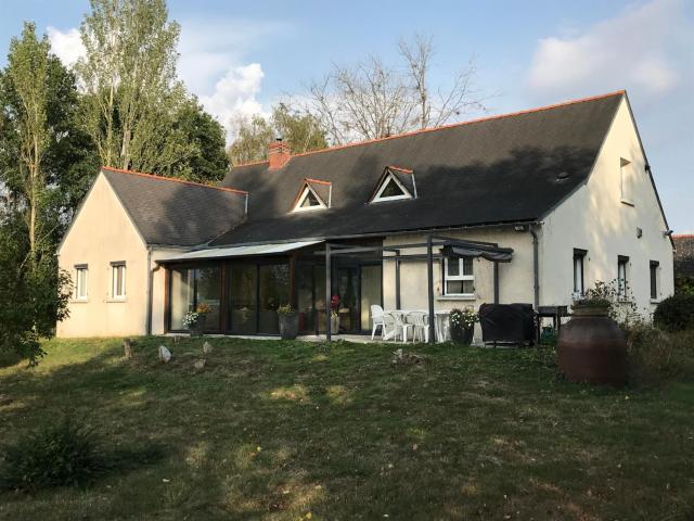 Grande Maison au Bord d'un Lac avec Spa, Jardin Clôturé et Proche du ZooParc de Beauval - FR-1-591-336