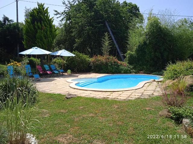 Fermette au calme avec piscine, jardin et étang de pêche - FR-1-591-333