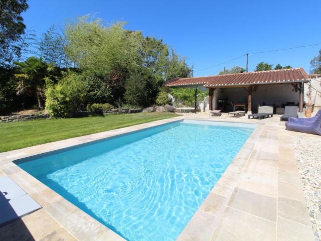 Gîte moderne avec piscine en Anjou, proche Saumur et Cholet, idéal pour familles et groupes - FR-1-622-30