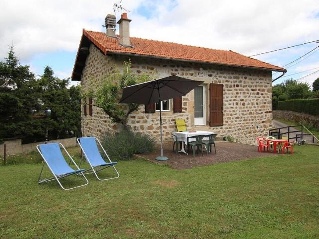 Charmante Maison Traditionnelle avec Jeux, Terrasse et Parking à Lantriac - FR-1-582-78