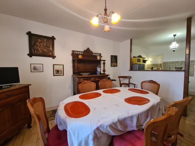 Appartement Confort au Cœur de Saint-Gaultier avec Cour Privative et Accès à Étang - FR-1-591-361