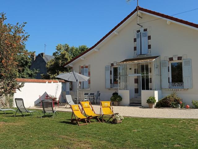 Gîte Familial avec Jardin Clôturé, Proche d'Orléans, Idéal pour Séjours entre Amis ou Collègues - FR-1-590-255