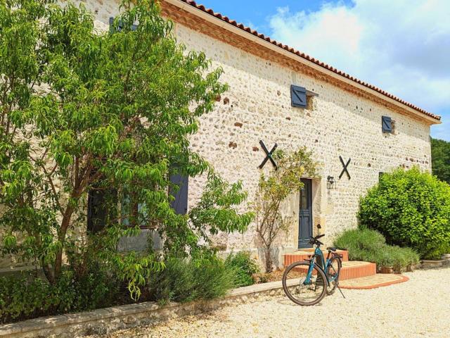 Maison spacieuse en pleine nature avec piscine, équipements de loisirs et randonnées à proximité - FR-1-653-105