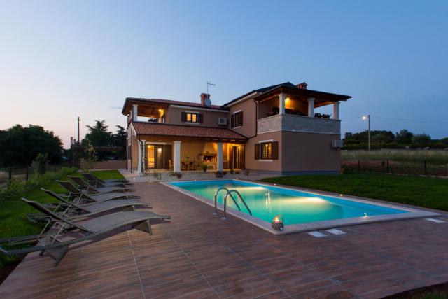 Villa Roza in Central Istria with large garden and playground for kids - Whirlpool