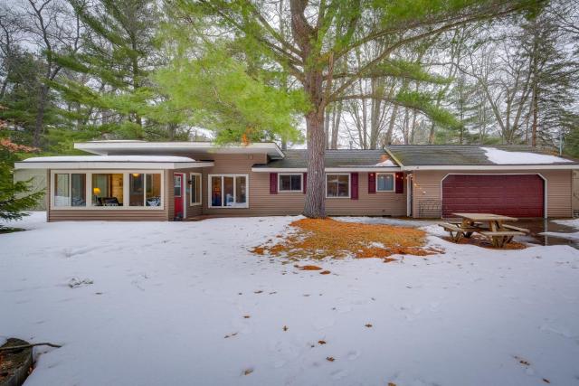 Cozy Cottage with Sunroom - Walk to Higgins Lake!