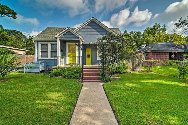 Pet-Friendly Brenham Cottage with Yard!