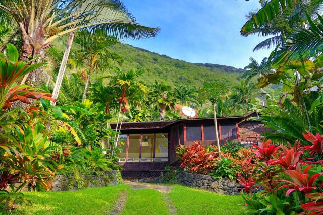 Waipio Valley Botanical Garden with Waterfall & Beach Access!