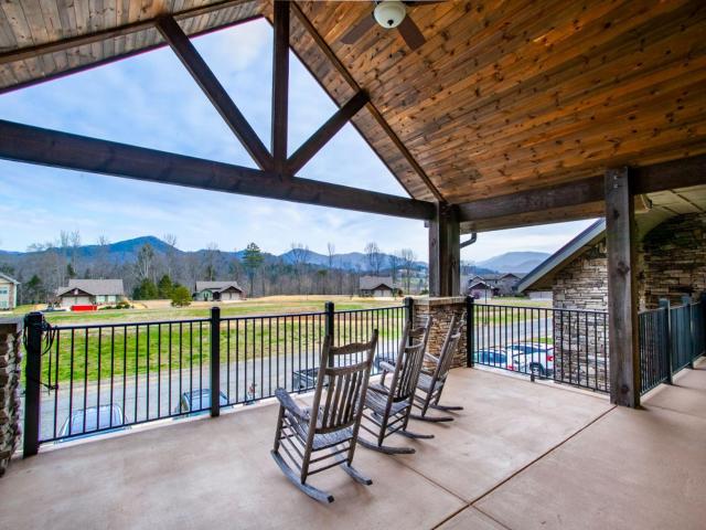 Abrams Retreat at Cades Cove with Mountain Views