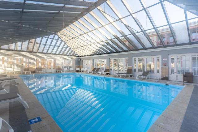 Beautiful flat with swimming pool tennis court and private car parking