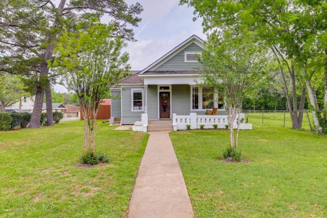 Gas Grill and Private Yard Home in Bellville