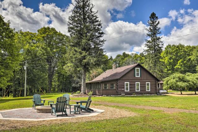 Dog-Friendly Park Falls Cottage with 5 Acres and Lake