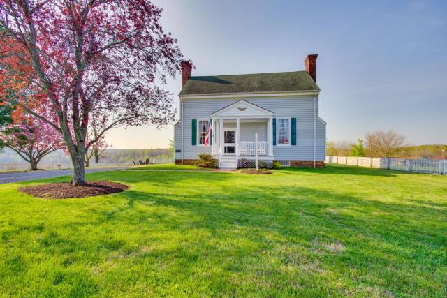 Idyllic Appomattox Home with Porch and Rocking Chairs!