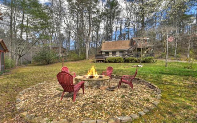 Knotty Creek Retreat Creek access firepit hot tub wood-burning fireplace