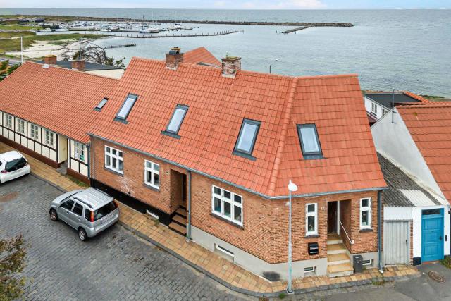 Spacious House With Sea Views From All Rooms