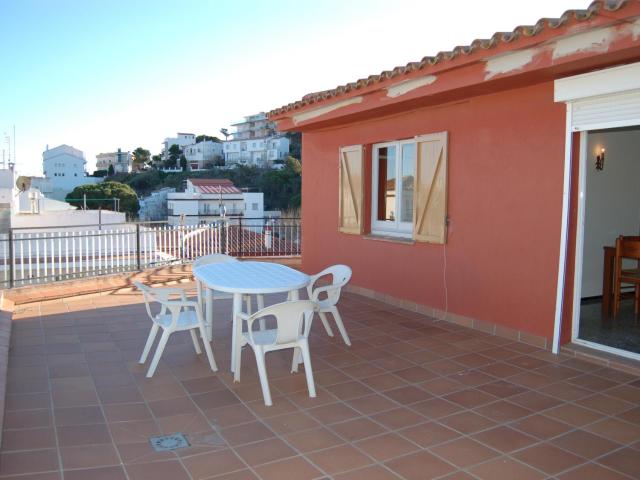 Ático con gran terraza, a 100m de la playa del Port de Llançà, con WIFI, TV y cocina renovada - ES-228-31