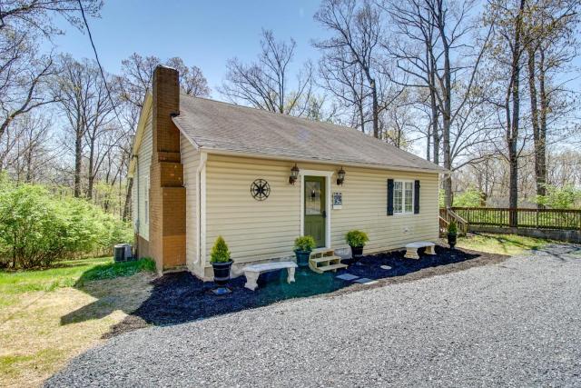 Homey Luray Cabin with Fire Pit and Deck!