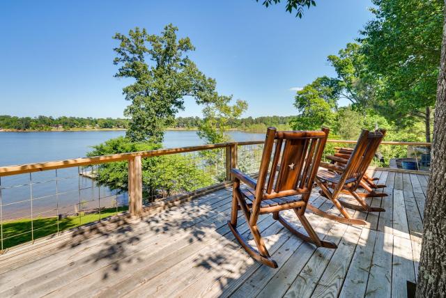 Jefferson Vacation Rental on Lake O the Pines!