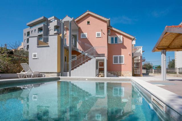 Family friendly apartments with a swimming pool Split - 21026