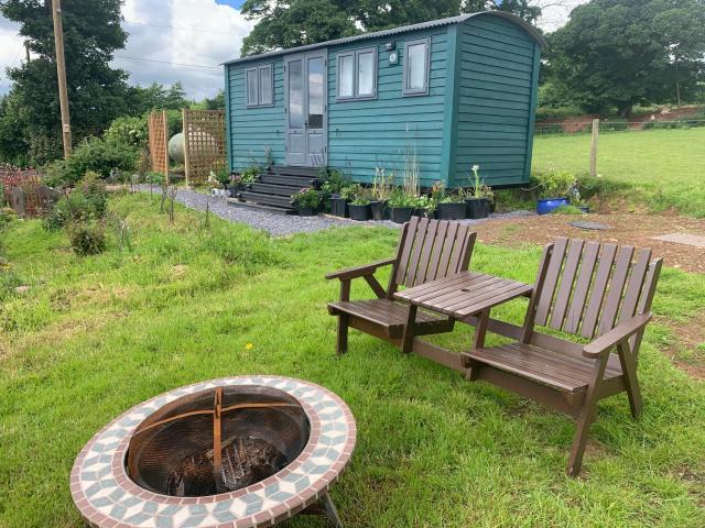 Shepherds Hut with Hot Tub North Wales Angelsey