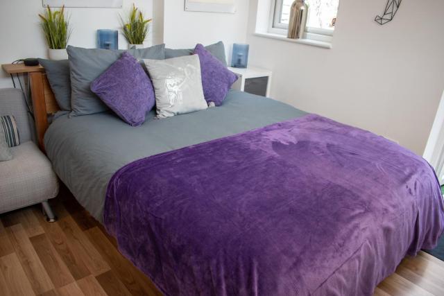 121 Studio - Central Studio Apartment, Terrace & Full Kitchen - Airport & Train Shuttle