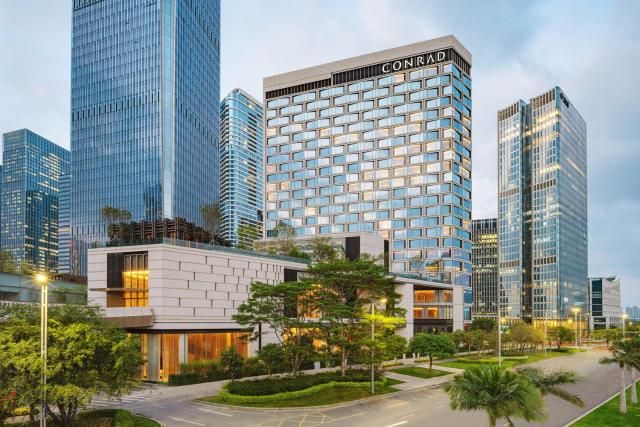 Conrad Shenzhen, the first art museum hotel in Greater Bay Area with the stunning bay and sunset view in the hotel terrace