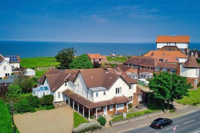 Overcliff Lodge, Mundesley sea view, sleeps 22