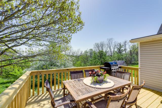 Williamstown Vacation Rental Private Deck and Yard