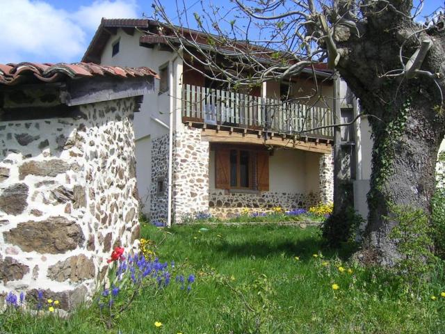 Gîte de charme avec cheminée, balcon et jardin à St-Médard-en-Forez - FR-1-496-279