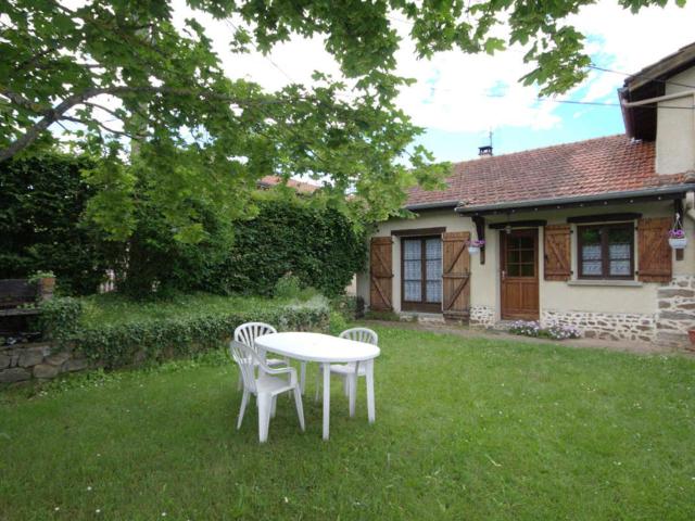 Gîte chaleureux avec cheminée, grande terrasse, jeux pour enfants et promenades à dos d'ânes - FR-1-496-283