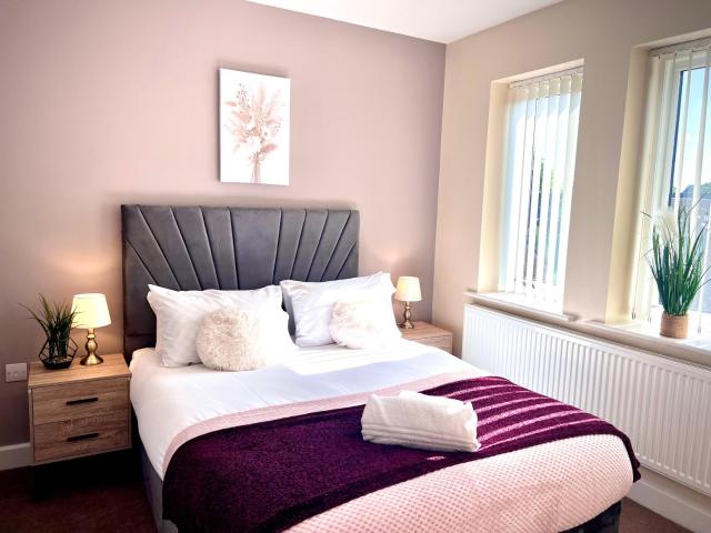 Comfy Casa - Syster Properties Serviced Accommodation Leicester Families, Work, Groups - Sleeps 13