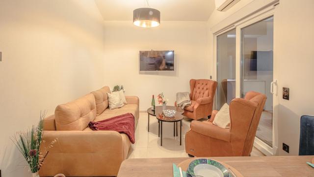 Cozy Two Bedroom Apartment Rose with Terrace