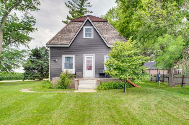 Charming Eagle Grove Farmhouse with Patio!