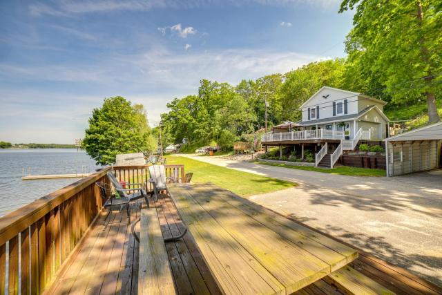 Big Pine Island Lake Cottage with Boat Dock and Kayaks