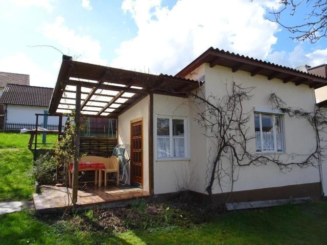 Kleines Ferienhaus mit Garten und Grill in Garitz