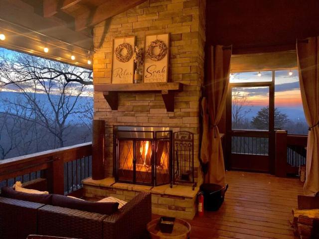 Tranquility Perch w Tri State Mtn Views & Hot Tub