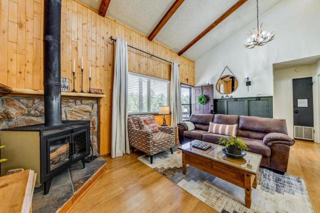 Cozy Ruidoso Condo about 15 Mi to Ski Apache!