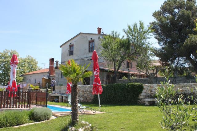 Apartments and rooms with a swimming pool Bacva, Central Istria - Sredisnja Istra - 7638