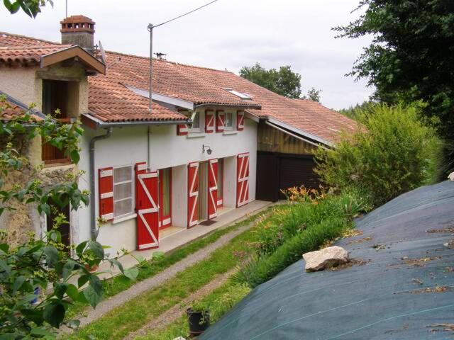 Maison spacieuse a Camarade avec grand jardin pour 15 personnes