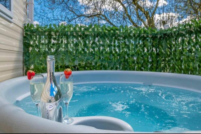 Tattershall Lakes Private Hot Tub Lodge - sleeps 6