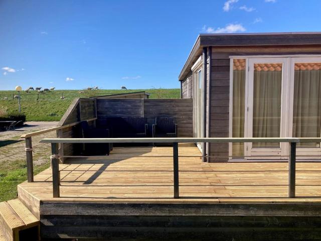 Schönes Ferienhaus in Anjum mit Terrasse