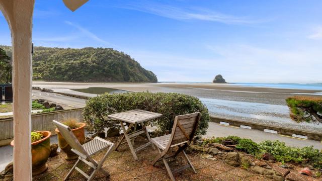 Beachside Bliss - Waiwera Beachfront Holiday Home